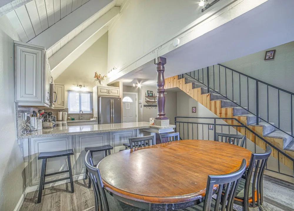 Remodeled Getaway W/ Spa, Walk To Ge! 2 Bedroom Home