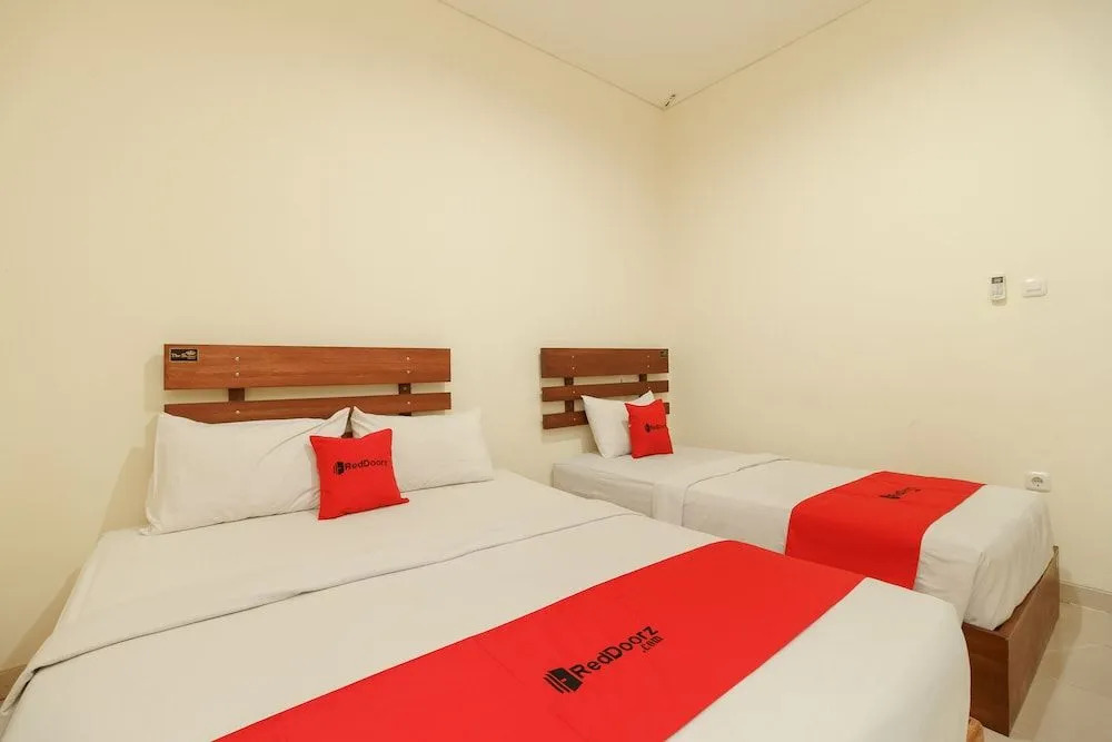 RedDoorz Syariah near Jembatan Siti Nurbaya Padang