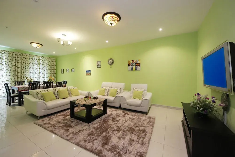 Signature Holiday Home-Masakin Al Furjan