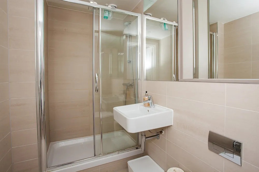 Convenient & Charming 2bd Apartment With Balcony