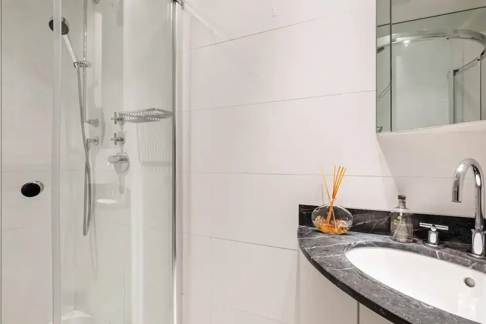Spacious Designer 2 Bedroom Maisonette With Garden in Chelsea, London