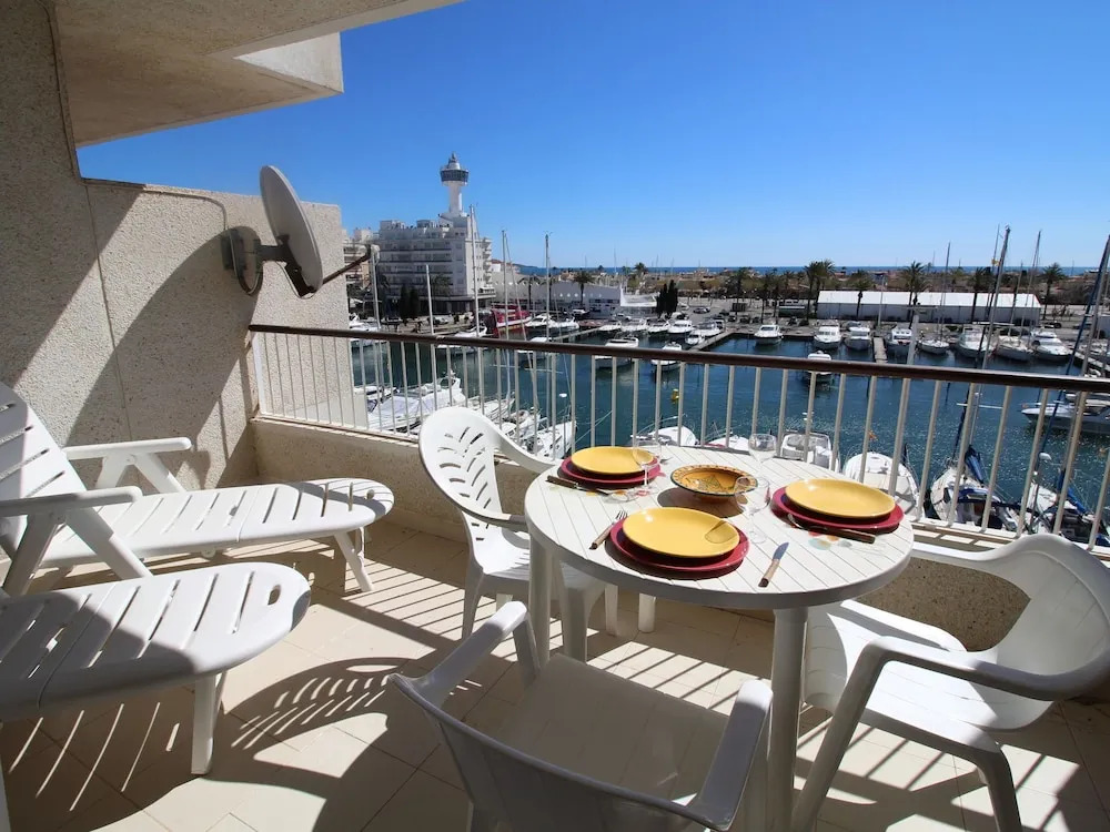 Bright Apartment With Lift and View of the Harbor and the sea for 3 People