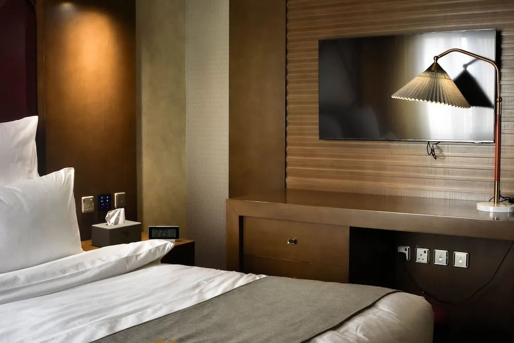 Redwaves Hotel
