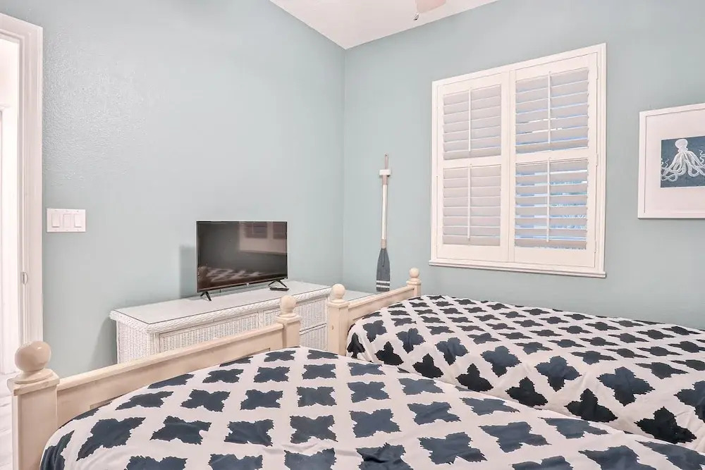 Elegant Waterfront Condo With Central AC, Balcony, and Shared Pools & hot Tubs