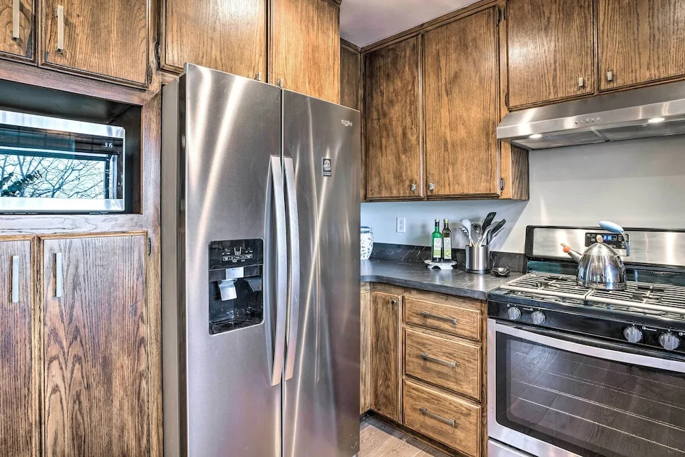 Luxe Lake Arrowhead Getaway w/ Treetop Views!