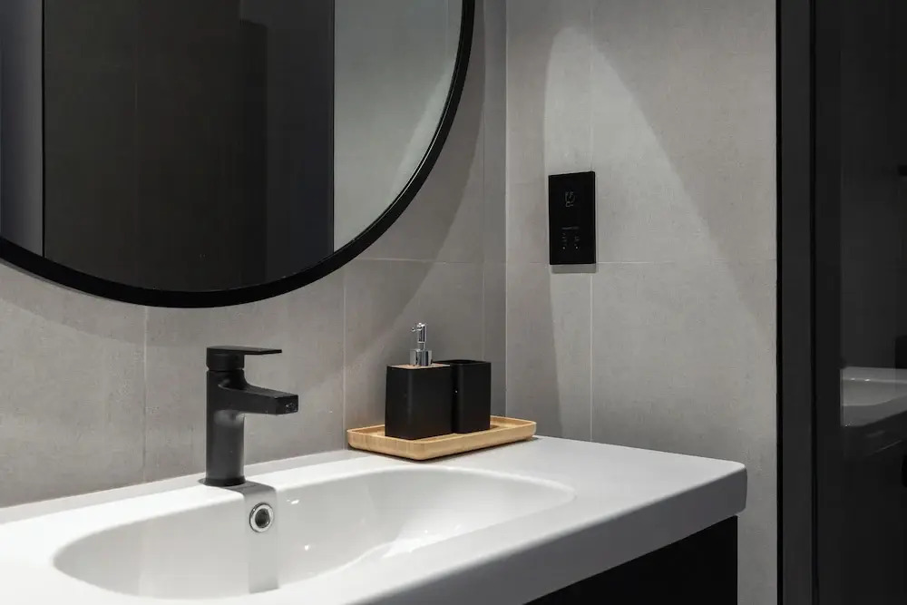 Waves - Stylish 13th-Floor Studio with Top-Notch Amenities