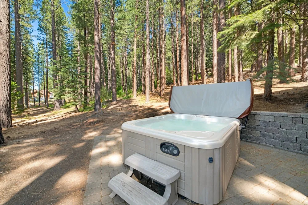 4BR 4.5BA Luxurious Tahoe Retreat with Hot Tub S Lake Tahoe by RedAwni
