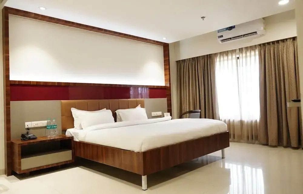 HOTEL CRYSTAL CROWN