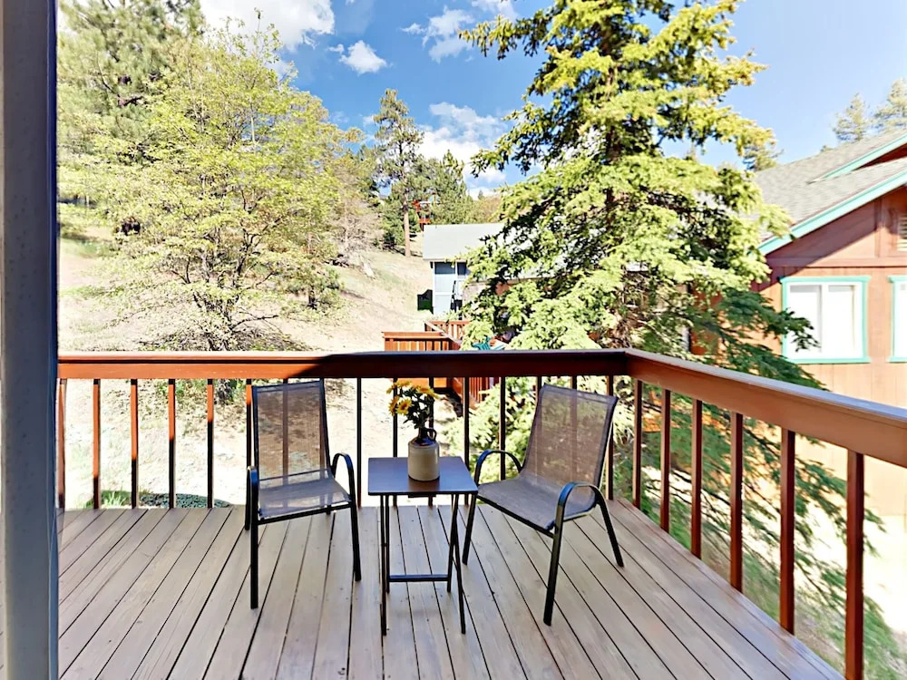 Blue Jay Chalet 2 Bedrooms 2 Bathrooms Home