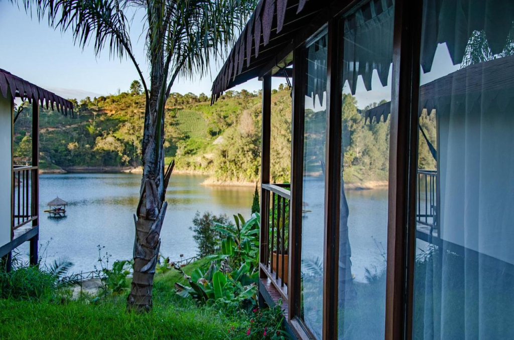 Hotel Pietrasanta Cabañas frente a la Represa Peñol Guatape