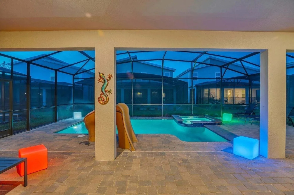 Mickey Mouse Clubhouse 8min to Disneyworld Pool/spa Sleeps 20 St102