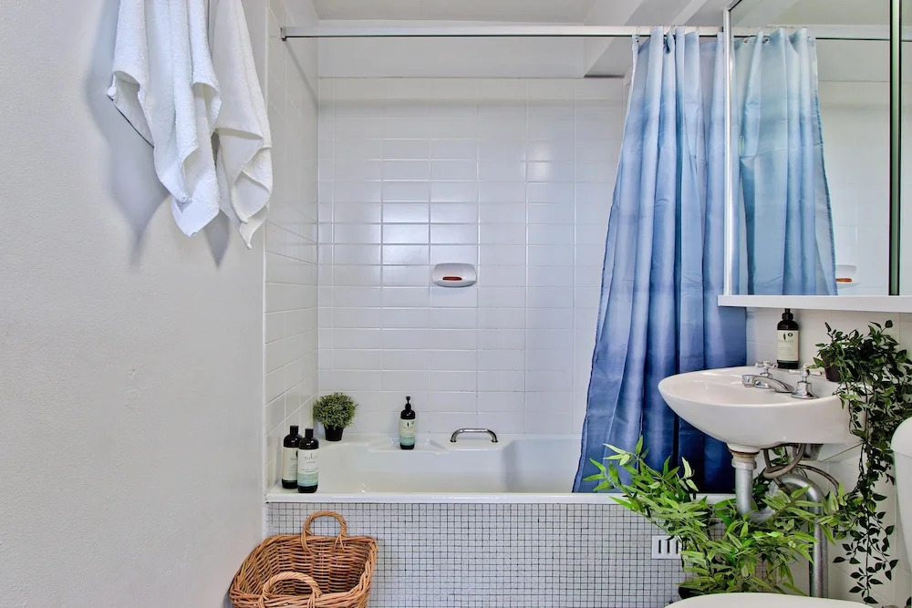 1 Bedroom Surfer’s View with Parking in Manly