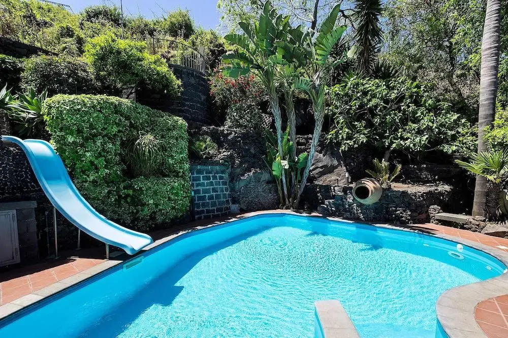 Villa La Timpa - antica e maestosa villa con jacuzzi privata con una meravigliosa vista sull'Etna e sul mare