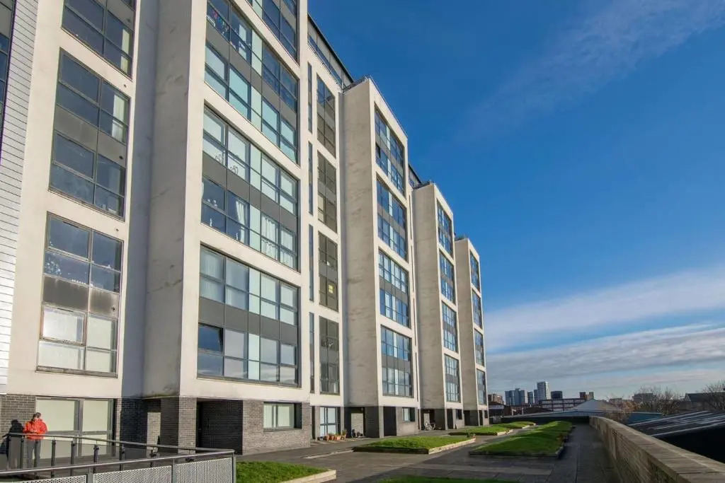 Modern 2 bed apartment, next to Hydro and SECC!