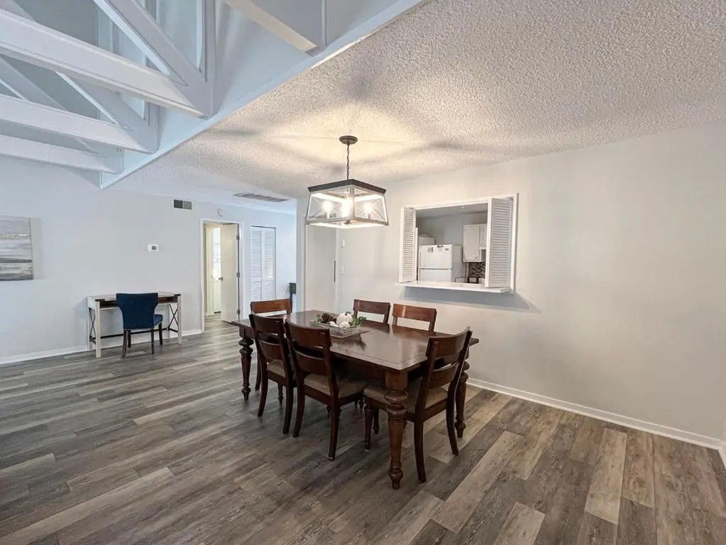 708 Queens Grant