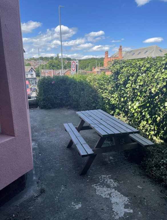 Beautiful 1-bed Basement Flat in Leeds