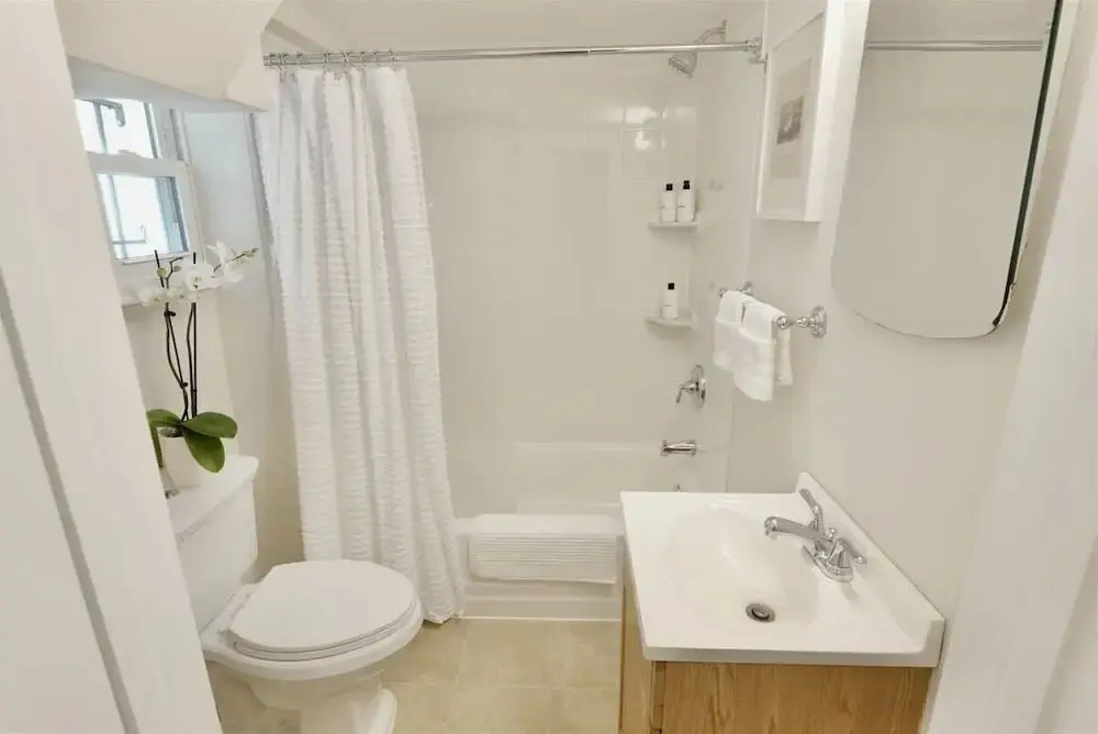 Top of the Town With Parking - 1 Bedroom