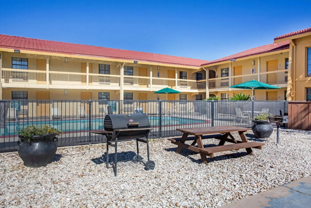 Super 8 by Wyndham Eagle Pass