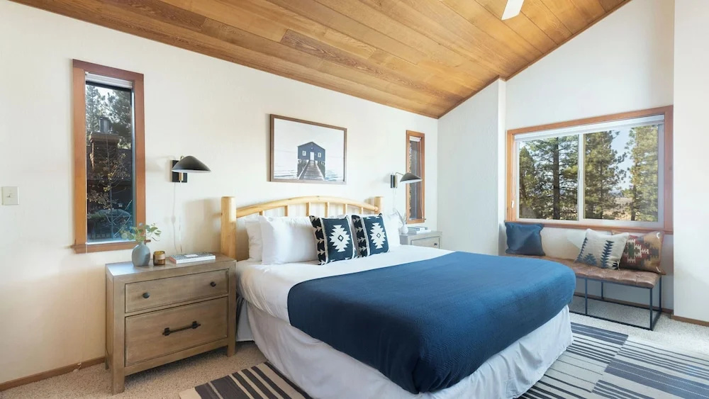 Redwood by Avantstay Secluded Cabin w/ Views & Spa 5mins to Northstar!