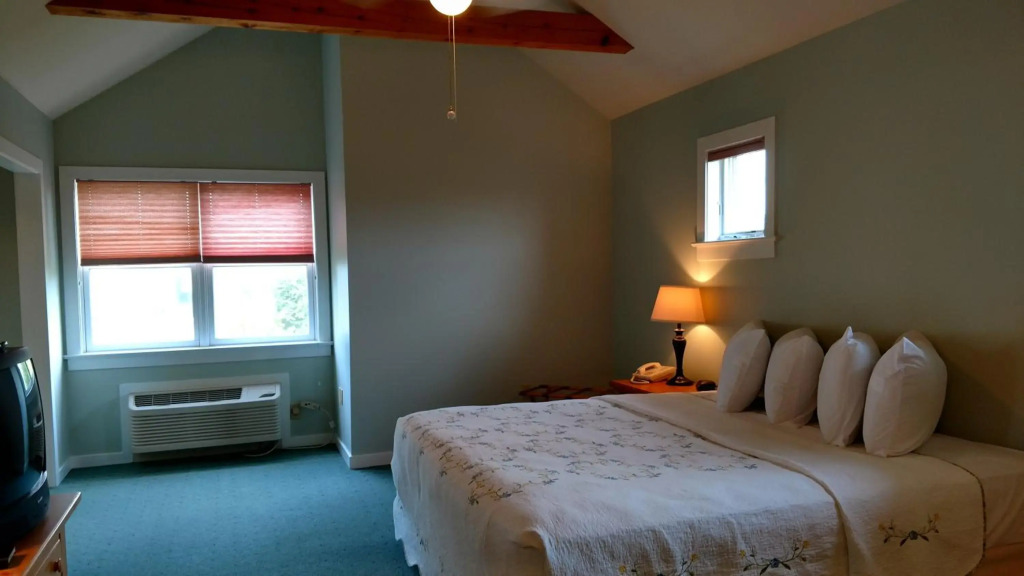 Spruce Lane Lodge and Cottages