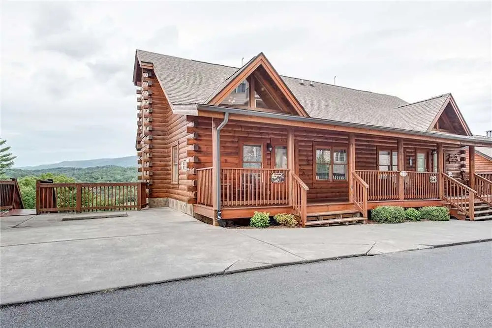 Bear Hyde 3 Bedroom Home with Hot Tub