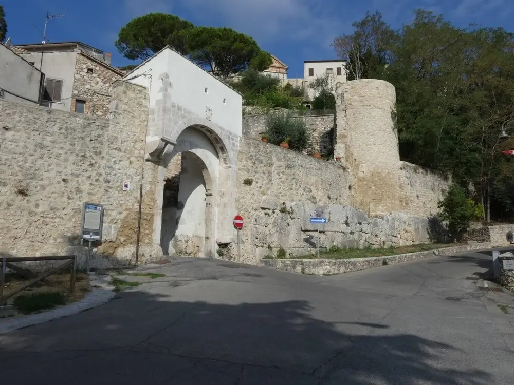 SCAPPO IN UMBRIA, Porta Leone
