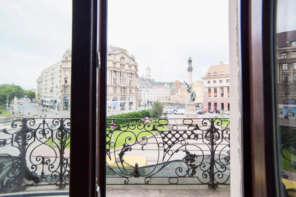 Miskevycha Square 5a Apartment- view of the center of Lviv with a balcony