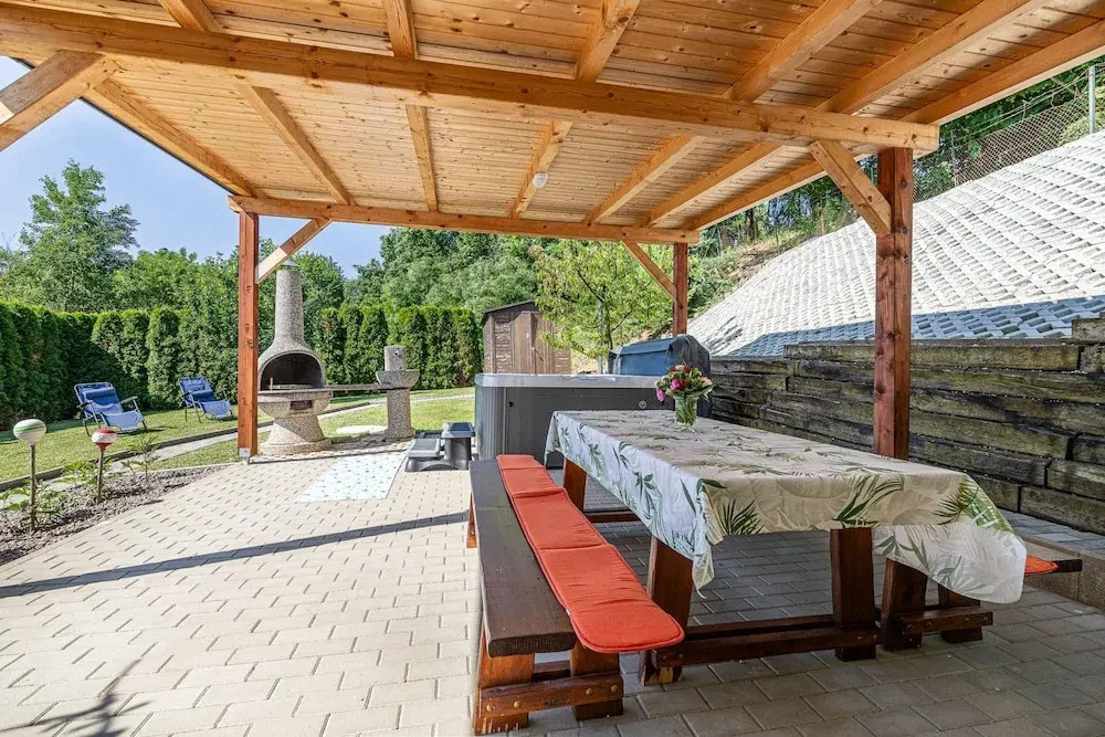 Ladybug House Nature Retreat w/ Jacuzzi - Happy Rentals