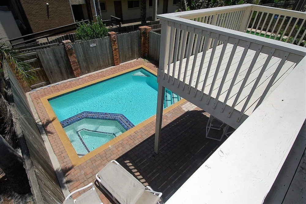 112 E. Cora Lee Townhouse 3 Bedrooms 3 Bathrooms Townhouse