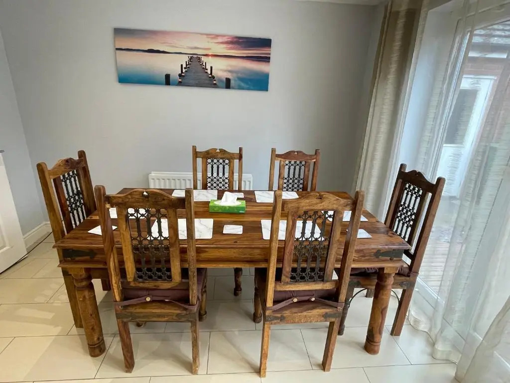 Holiday Home In Cardiff, Sleeps 8