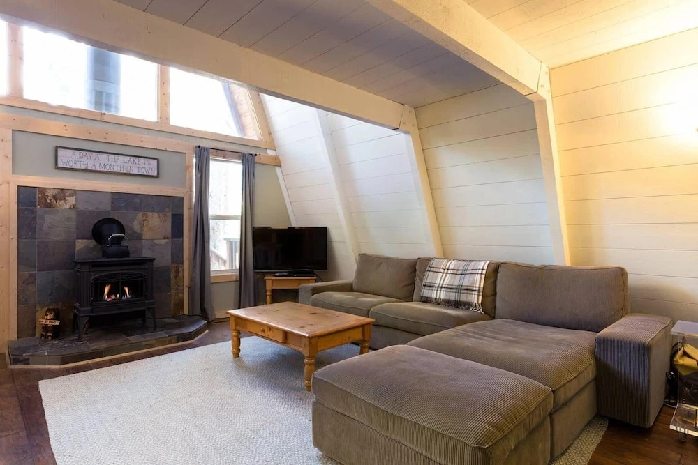 Stylish Modified A frame with Hot Tub sleeps 6!