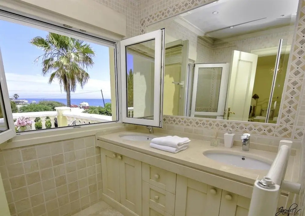 Exquisite Villa 50m To Beach