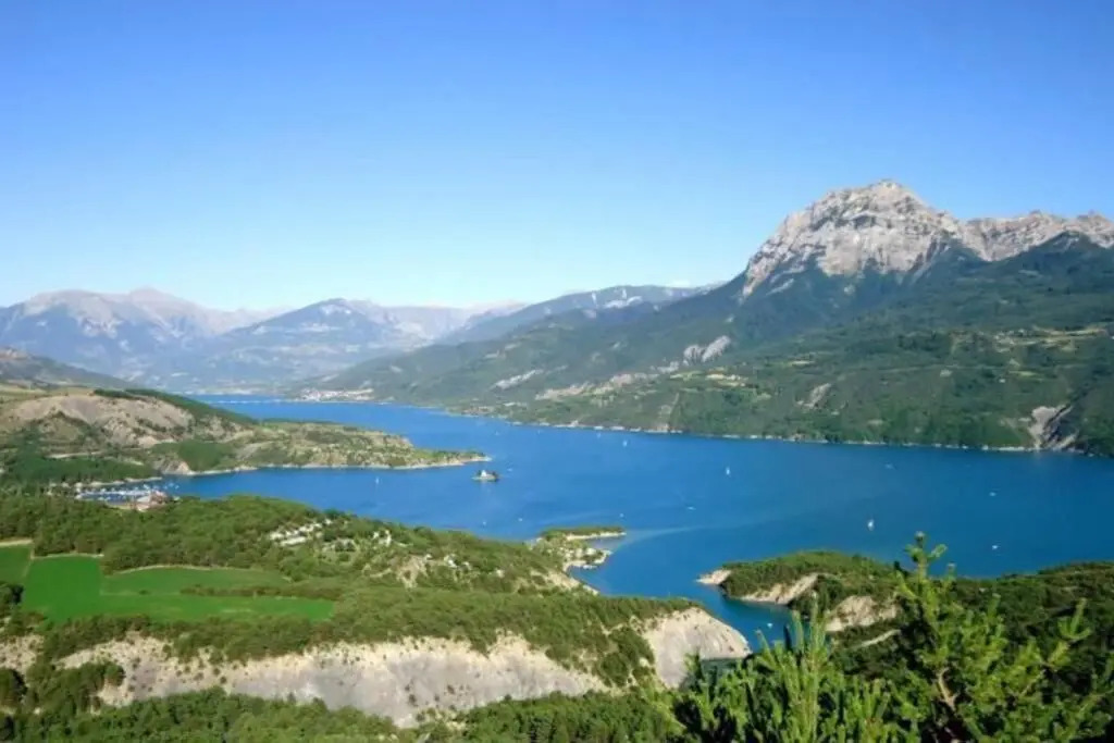 Superbe appartement T2 dans résidence neuve avec vue exceptionelle sur les montagnes, avec parking privatif.situé à proximité immédiate du centre ville de chorges.