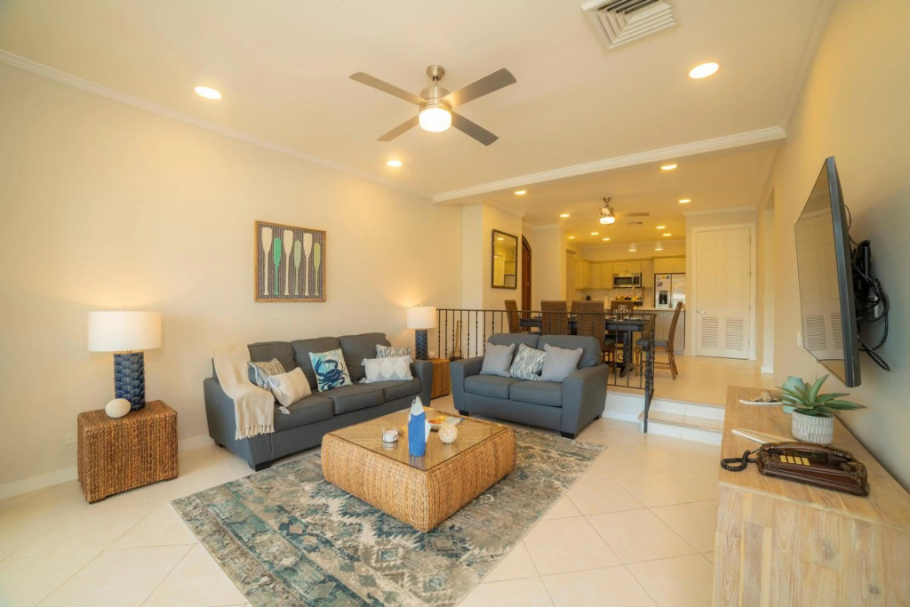 Renovated 3 bdr Colina with great views