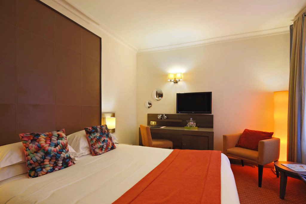Westside Arc de Triomphe Hotel