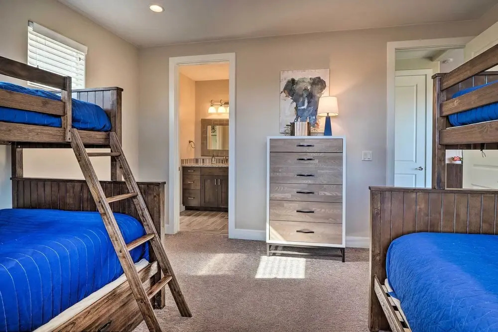 Utah Home w/ Pool & Hot Tub Access, Mtn Views!