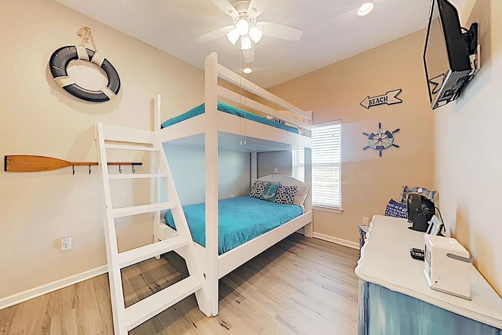 3326 Tx-35 Bus Home - 2 Br home by RedAwning