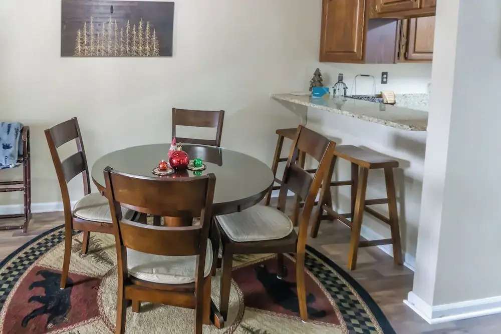 1 Mi to Dtwn Pigeon Forge! Mtn-view Gem w/ Balcony