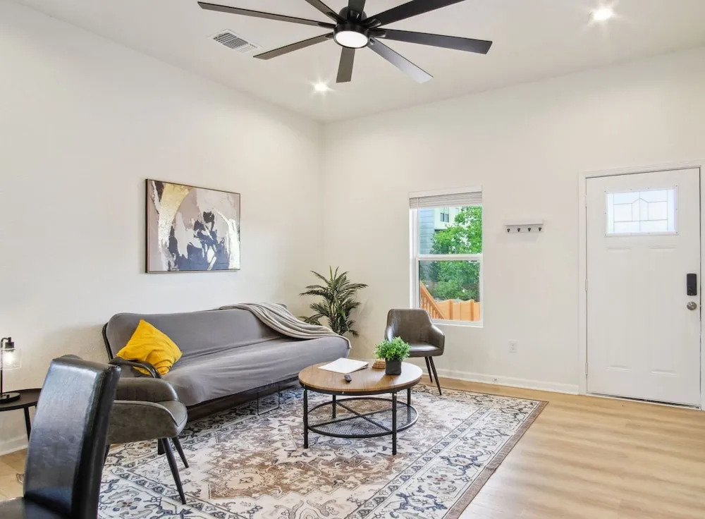 3br-2ba Cityscape Haven With Panoramic Tower View!