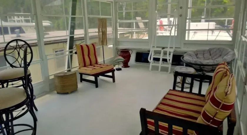 Bayou Rehab Houseboat Rental