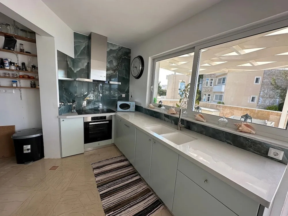 Luxurious 2-bed Seaside Apartment in Saronida