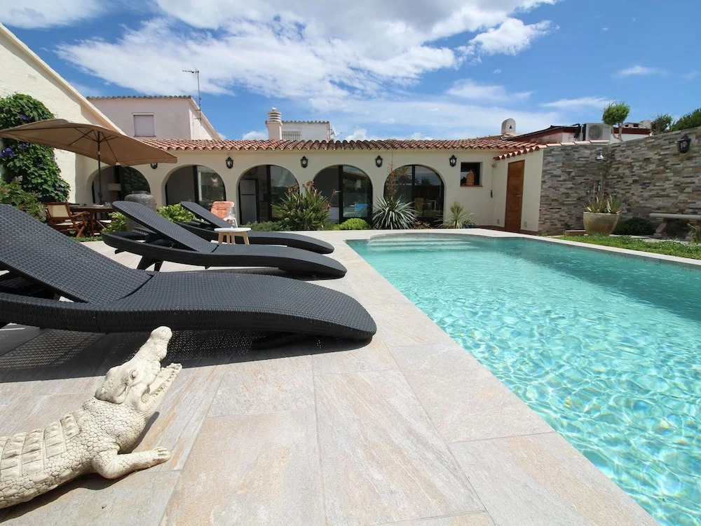 Elegant Holiday Home in Empuriabrava With Pool