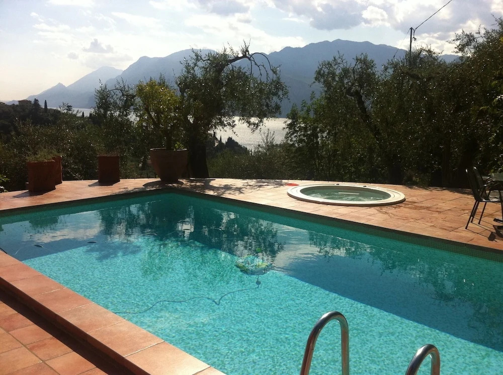 Villa with pool and beautiful lake view