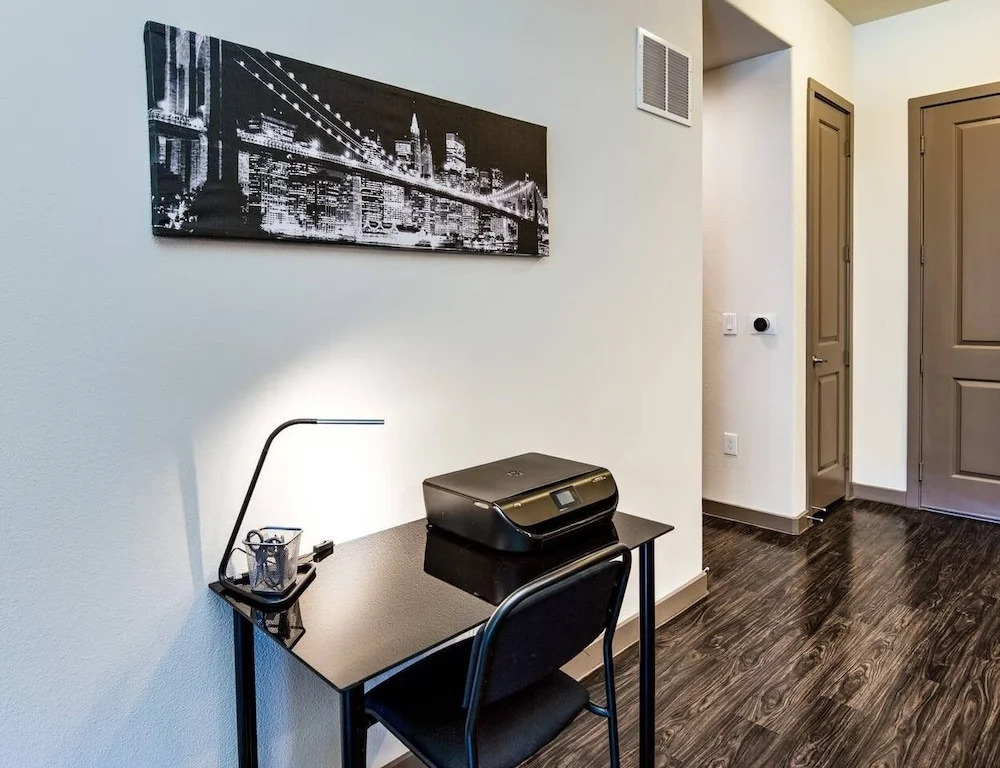 Upscale Condo Close to Downtown - Parking Included