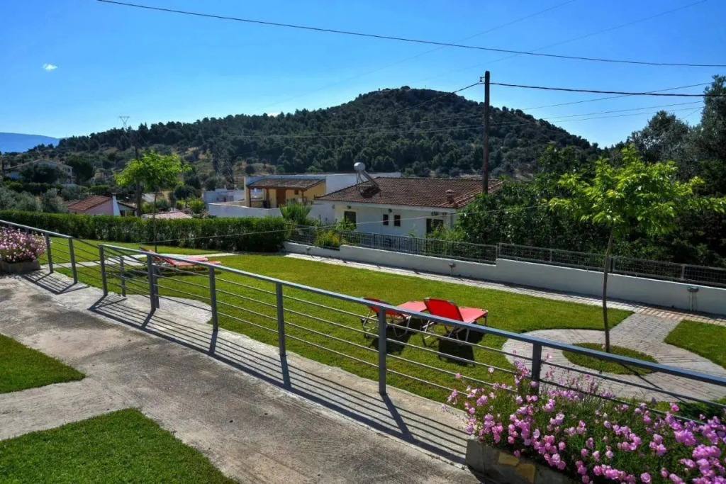 Eretria Cozy Home - Spacious Garden Retreats