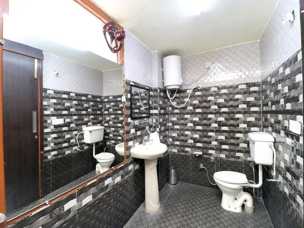 Oyo 35878 Hotel G Glossy