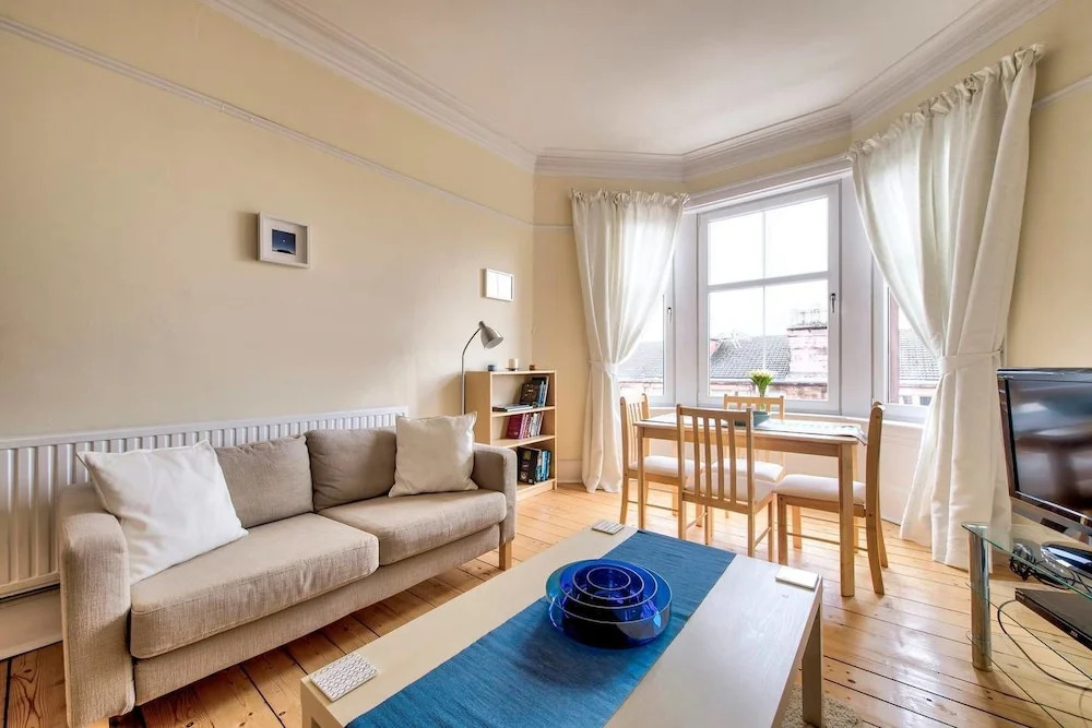 Naturally Well-lit and Intimate 2-bedroom West End Apt