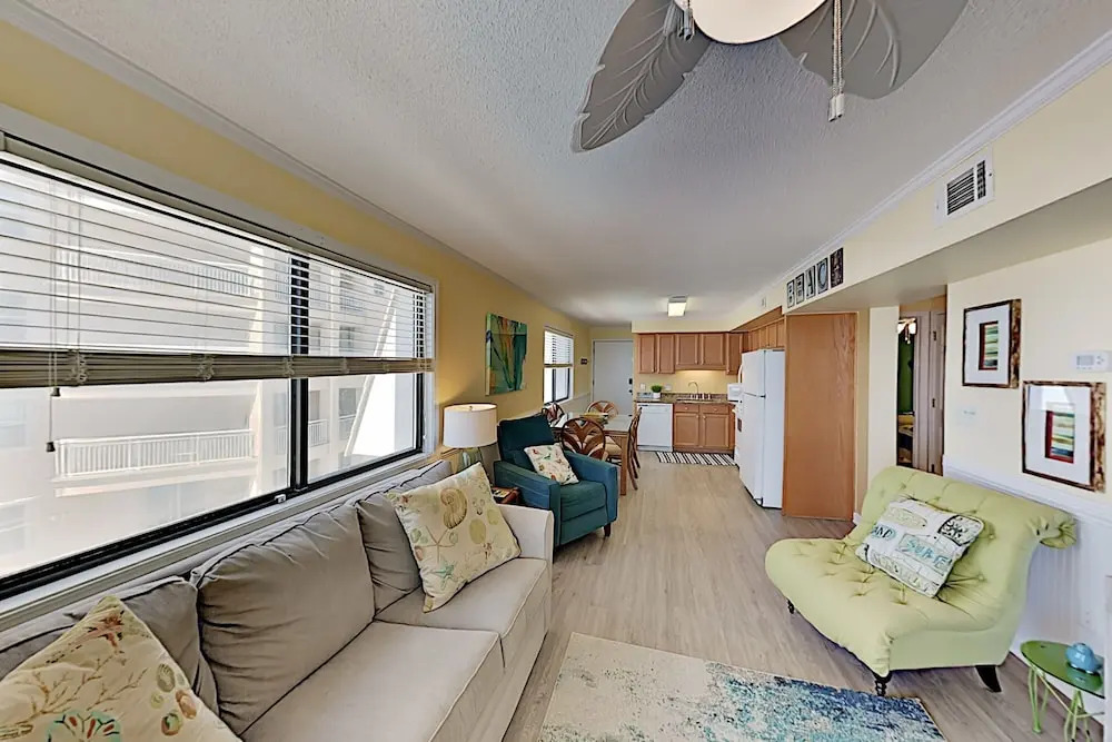 Top-floor Beachfront W/ Pool & Balcony 2 Bedroom Condo
