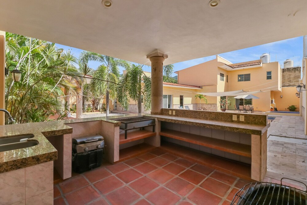 Luxury 4BR Villa with Pool