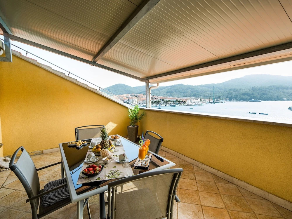 Modern Apartment in Korčula with Terrace